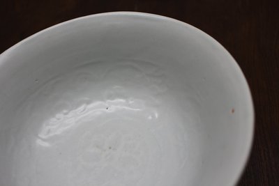 卵白釉印纹大碗