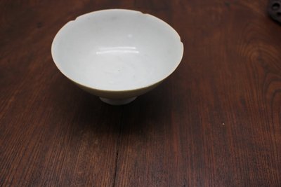 青釉高足花口盏