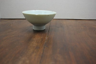 青釉高足花口盏