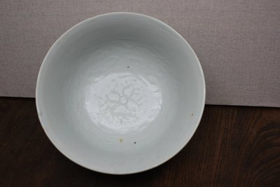 卵白釉印纹大碗