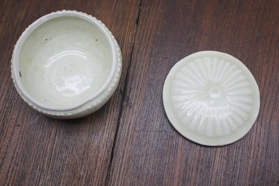 湖田影青釉鼓丁菊瓣盖盒