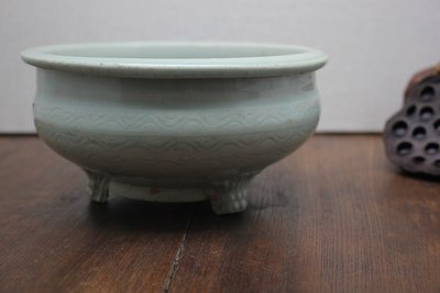 青釉刻花三足炉