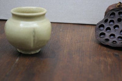 青白釉花瓜楞罐