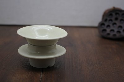 青白釉连体盏托套