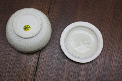 湖田影青釉鼓丁菊瓣盖盒