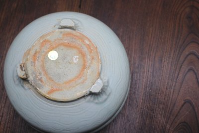 青釉刻花三足炉