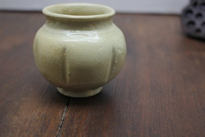 青白釉花瓜楞罐