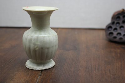 湖田影青釉瓜楞瓶