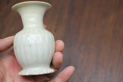 湖田影青釉瓜楞瓶