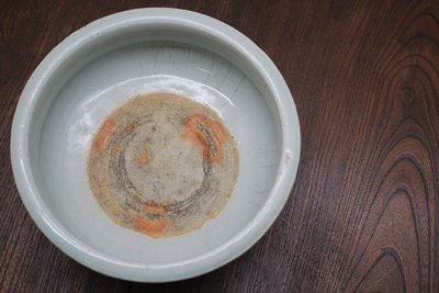 青釉刻花三足炉