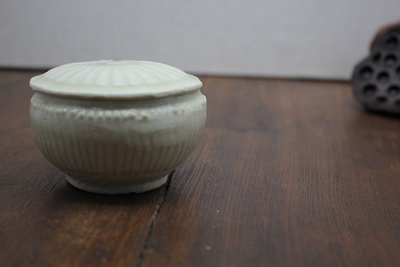 湖田影青釉鼓丁菊瓣盖盒