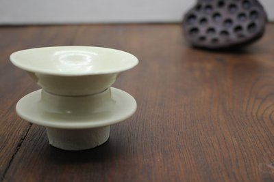 青白釉连体盏托套