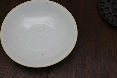 青白釉双鱼六出筋碗