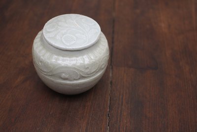 青白釉模印如意纹盖罐