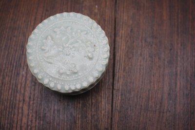 影青釉模印花菊纹盖盒