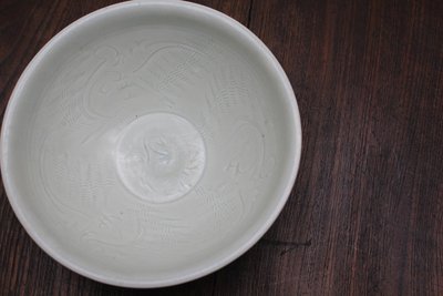 影青釉针挑工三凤纹碗