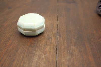 湖田影青釉带款粉盒